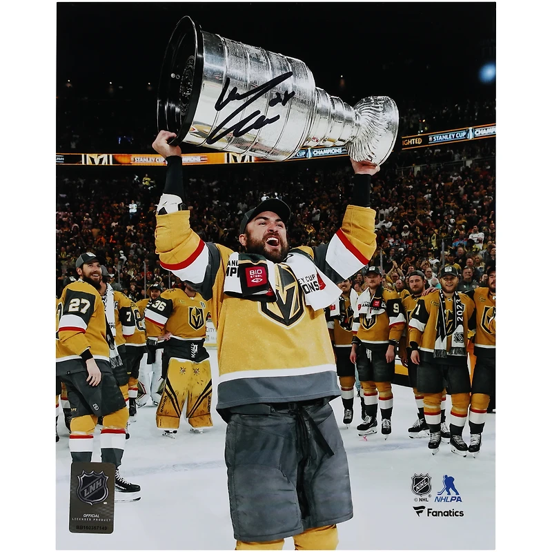 Photographie autographiée de 8" x 10" de William Carrier, champion de la Coupe Stanley 2023, lors de la levée de la Coupe