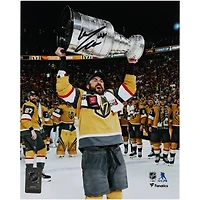 Photographie autographiée de 8" x 10" de William Carrier, champion de la Coupe Stanley 2023, lors de la levée de la Coupe