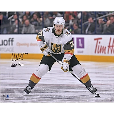 Photo de patinage autographiée de William Karlsson, joueur des Golden Knights de Vegas, en maillot blanc (40,6 x 50,8 cm), avec inscription « Wild Bill ».