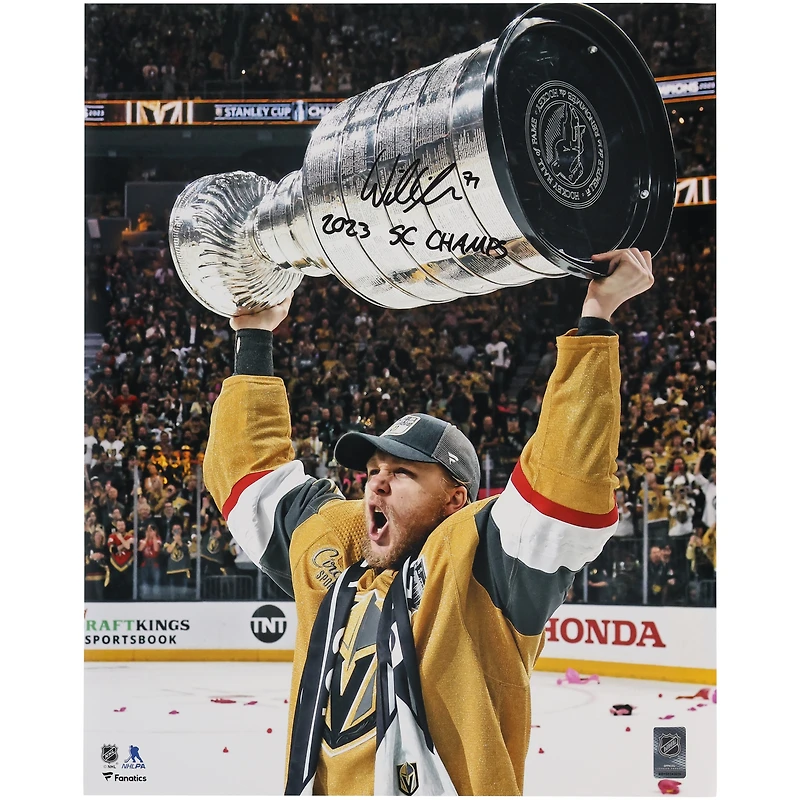 Photo autographiée de William Karlsson, des Golden Knights de Vegas, champions de la Coupe Stanley 2023. Format : 40,6 cm x 50,8 cm. Inscription : « Champions de la Coupe Stanley 2023 ».