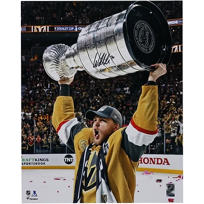 Photo autographiée de William Karlsson, des Golden Knights de Vegas, champions de la Coupe Stanley 2023 (16 po x 20 po), soulevant la coupe