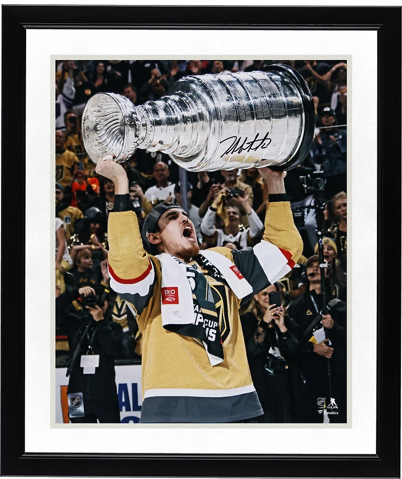 Photo autographiée de Zach Whitecloud, des Golden Knights de Vegas, champions de la Coupe Stanley 2023 (16 po x 20 po), soulevant la coupe