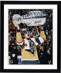Photo autographiée de Zach Whitecloud, des Golden Knights de Vegas, champions de la Coupe Stanley 2023 (16 po x 20 po), soulevant la coupe