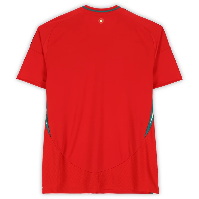 Maillot réplique adidas rouge 2024 autographié par Gareth Bale, équipe nationale du Pays de Galles - Signature sur le devant