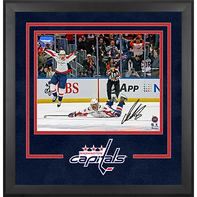 Photographie encadrée de luxe autographiée par Alexander Ovechkin, 16" x 20" des Capitals de Washington, célébrant son 895e but