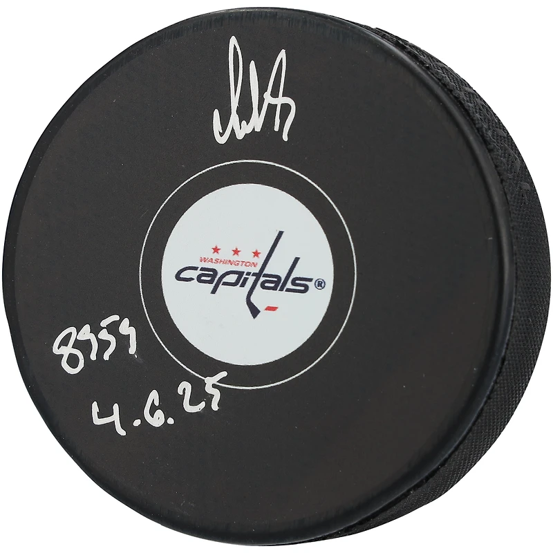 Rondelle de hockey autographiée par Alexander Ovechkin des Capitals de Washington avec l'inscription « 895G 4-6-25 »