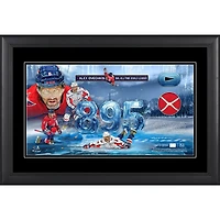 Collage encadré de 25,4 x 45,7 cm du 895e but des Capitals de Washington par Alexander Ovechkin, avec un morceau de filet utilisé lors du match du 895e but et une rondelle de la saison 2024-25 - Édition limitée à 250 exemplaires