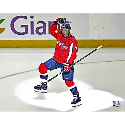 Photo non signée de John Carlson, des Capitals Washington, célébrant un but