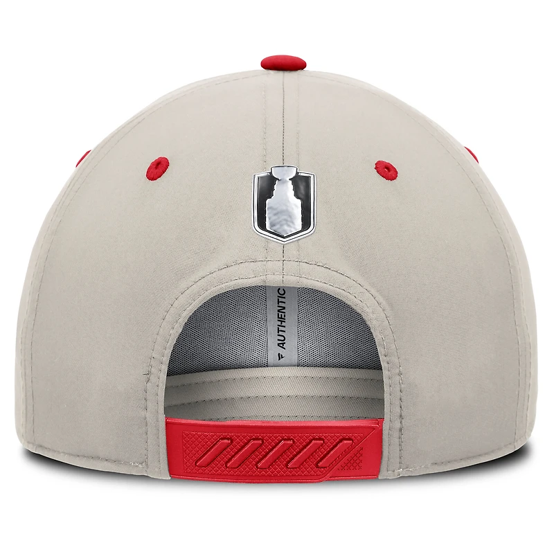Casquette ajustable Fanatics rouge/gris pour homme des Capitals de Washington des séries éliminatoires de la Coupe Stanley 2025