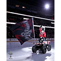 Photographie non signée de Slapshot des Capitals Washington conduisant un VTT sur la glace