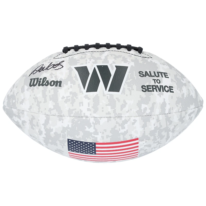 Ballon de football Wilson autographié par Deebo Samuel Sr, commandant de Washington, en hommage au service 2024