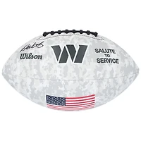 Ballon de football Wilson autographié par Deebo Samuel Sr, commandant de Washington, en hommage au service 2024