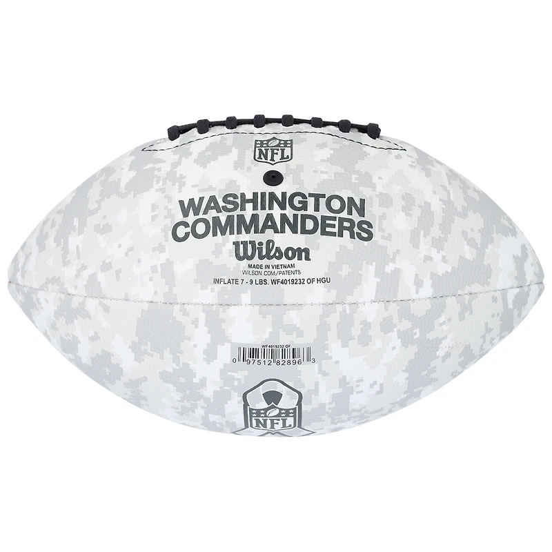 Ballon de football Wilson autographié par Deebo Samuel Sr, commandant de Washington, en hommage au service 2024