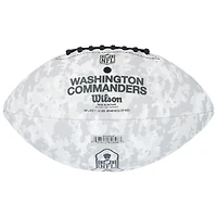 Ballon de football Wilson autographié par Deebo Samuel Sr, commandant de Washington, en hommage au service 2024