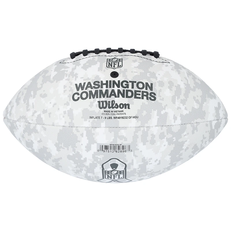Ballon de football Wilson autographié par Deebo Samuel Sr, commandant de Washington, en hommage au service 2024