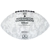 Ballon de football Wilson autographié par Deebo Samuel Sr, commandant de Washington, en hommage au service 2024