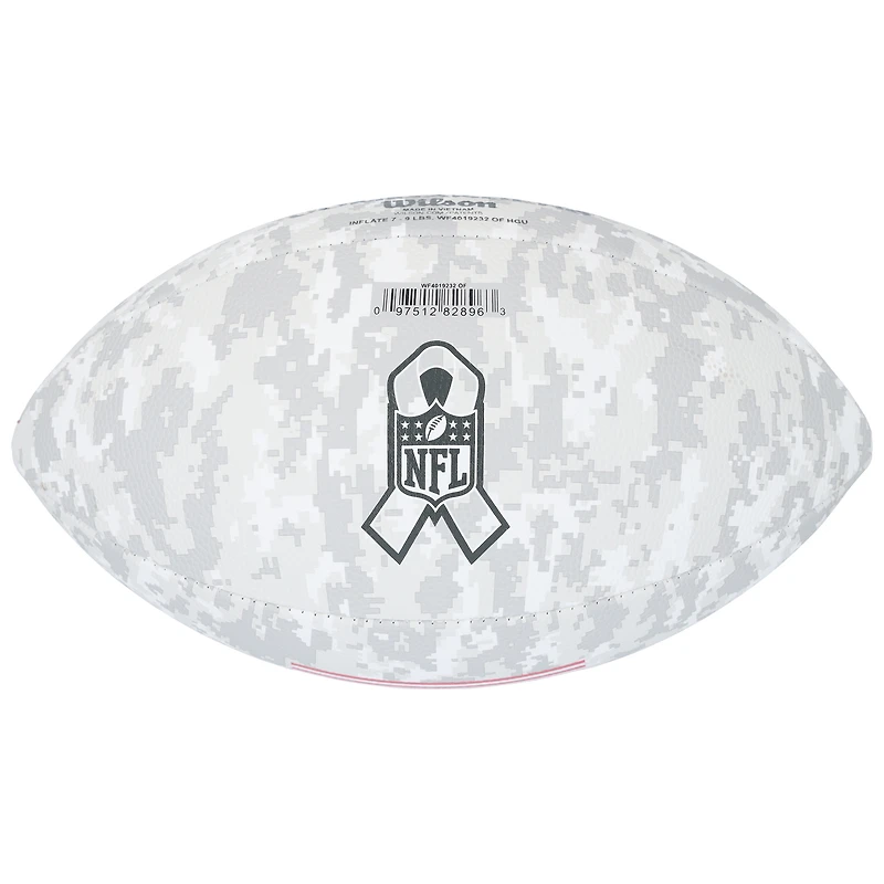Ballon de football Wilson autographié par Deebo Samuel Sr, commandant de Washington, en hommage au service 2024