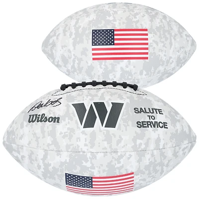Ballon de football Wilson autographié par Deebo Samuel Sr, commandant de Washington, en hommage au service 2024