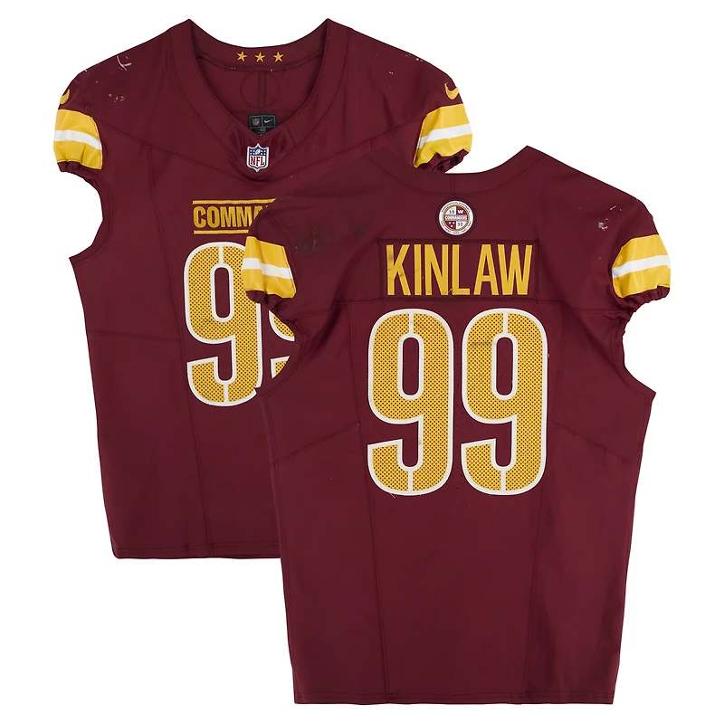 Maillot Nike bordeaux n° 99 de Javon Kinlaw, porté par les Washington Commanders, lors du match contre les Green Bay Packers le 11 septembre 2025.