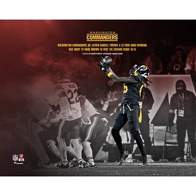 Photographie non signée de Jayden Daniels et Noah Brown, les Washington Commanders, qui ont remporté le match