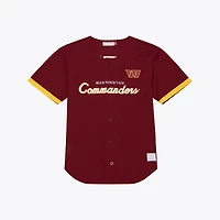 Maillot de mode Mitchell & Ness bordeaux Washington Commanders pour homme, en maille et à boutons, style entraîneur-chef.