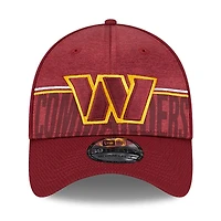 Casquette 39THIRTY Flex Fit Camp d'entraînement NFL 2023 Washington Commanders bourgogne New Era pour homme