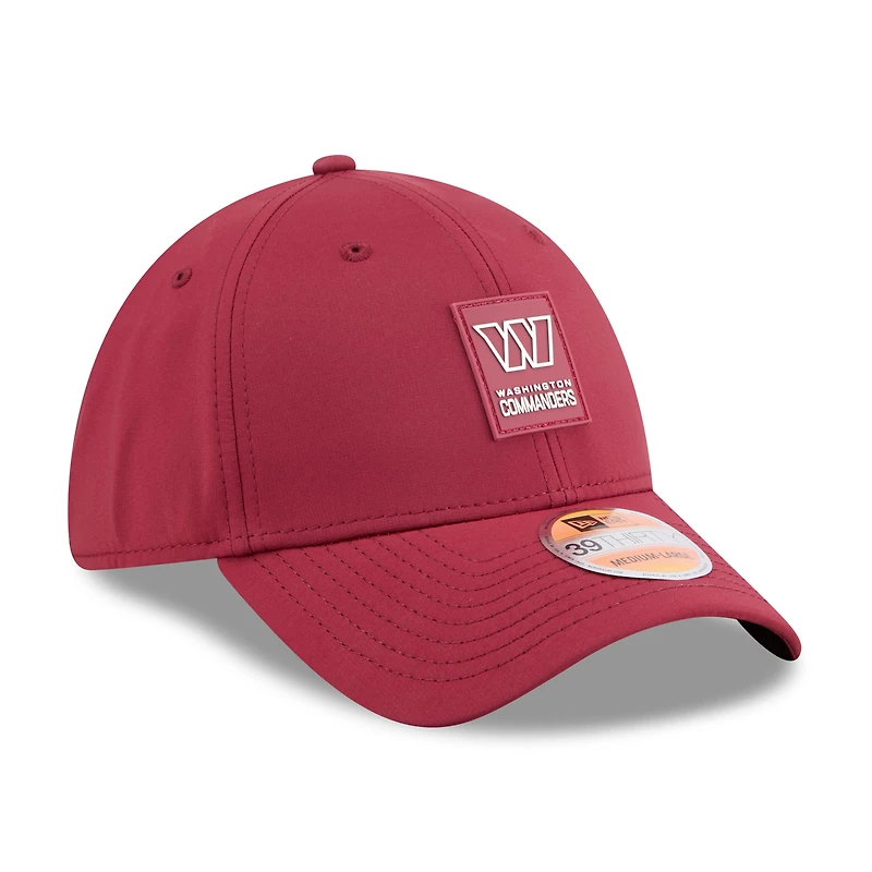 Casquette 39THIRTY Flex bordeaux New Era Washington Commanders 2025 Sideline pour homme