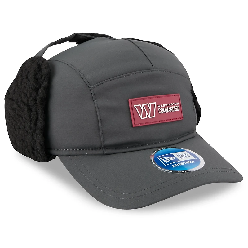 Casquette ajustable à oreilles de chien New Era anthracite Washington Commanders 2025 Sideline Runner pour homme