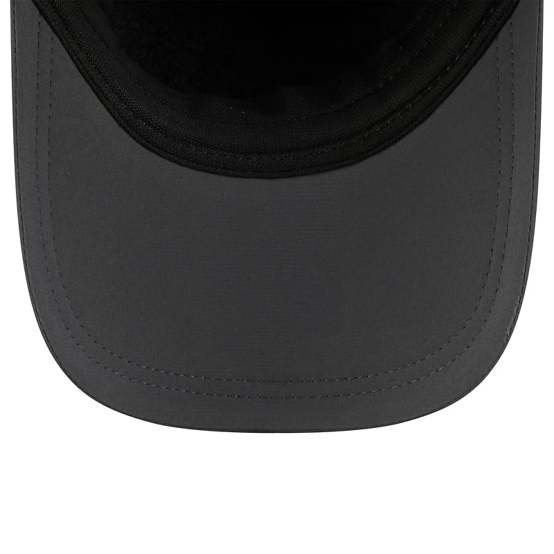 Casquette ajustable à oreilles de chien New Era anthracite Washington Commanders 2025 Sideline Runner pour homme