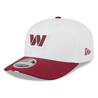 Casquette ajustable 9SEVENTY pour homme New Era, blanche/bordeaux, Washington Commanders, NFL Training Camp 2025
