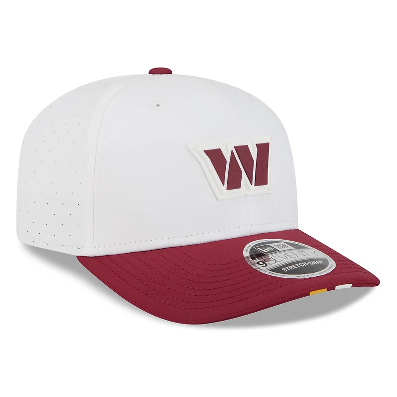 Casquette ajustable 9SEVENTY pour homme New Era, blanche/bordeaux, Washington Commanders, NFL Training Camp 2025