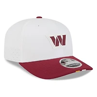 Casquette ajustable 9SEVENTY pour homme New Era, blanche/bordeaux, Washington Commanders, NFL Training Camp 2025