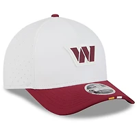 Casquette ajustable New Era 9FORTY pour homme, blanche/bordeaux, Washington Commanders, camp d'entraînement NFL 2025