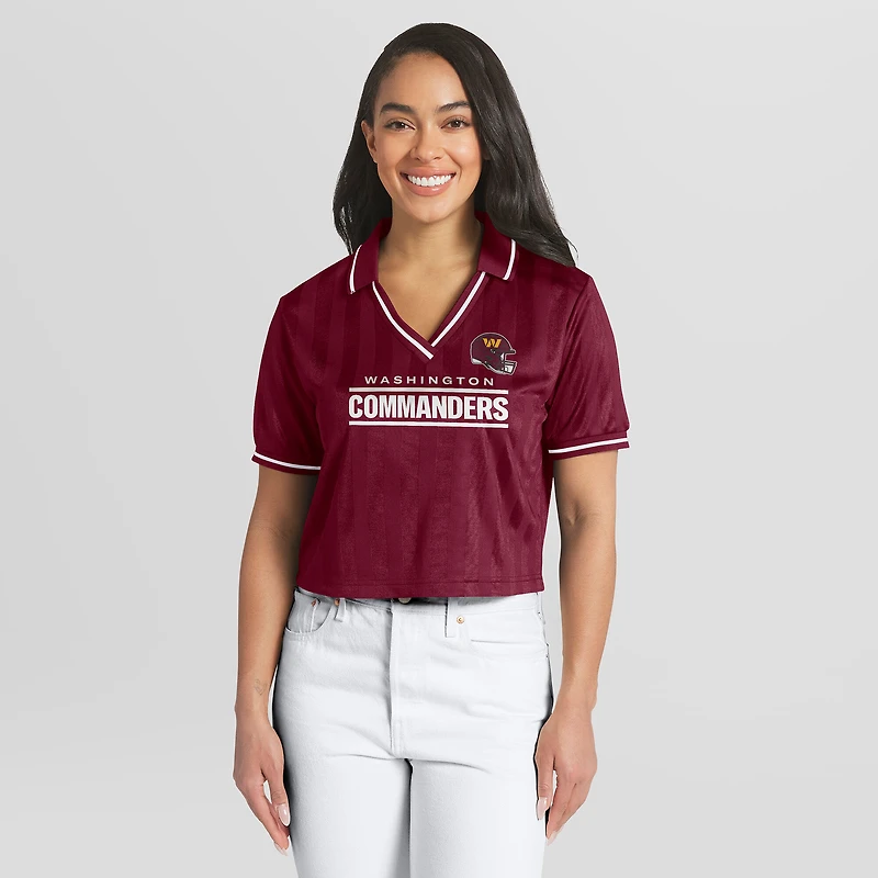 Polo court en jersey bordeaux Washington Commanders de la marque WEAR by Erin Andrews pour femmes