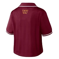 Polo court en jersey bordeaux Washington Commanders de la marque WEAR by Erin Andrews pour femmes