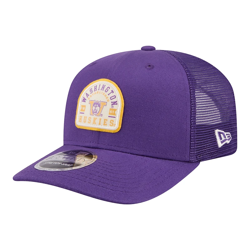 Casquette trucker ajustable New Era 9SEVENTY violette pour homme, avec écusson des Washington Huskies.