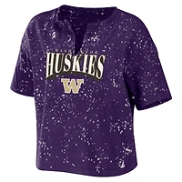 WEAR by Erin Andrews - T-shirt court violet à encolure crantée Washington Huskies Wash Splatter de