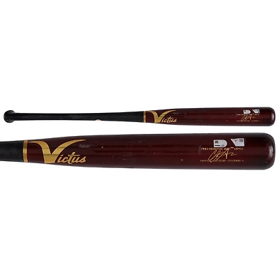 Bâton rouge Victus cassé utilisé par CJ Abrams (Washington Nationals) lors du match contre les Phillies de Philadelphie le 30 mars 2026