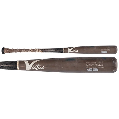 Batte de baseball Victus grise et noire de Drew Millas, utilisée par les Nationals de Washington lors du match contre les Mets de New York le 20 août 2025