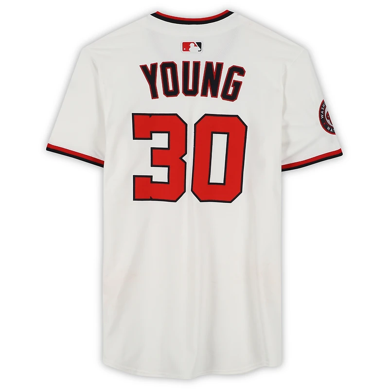 Maillot Nike blanc n° 30 de Jacob Young, porté par les Nationals de Washington lors du match contre les Phillies de Philadelphie, le 27 mars 2025