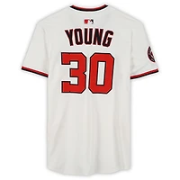 Maillot Nike blanc n° 30 de Jacob Young, porté par les Nationals de Washington lors du match contre les Phillies de Philadelphie, le 27 mars 2025