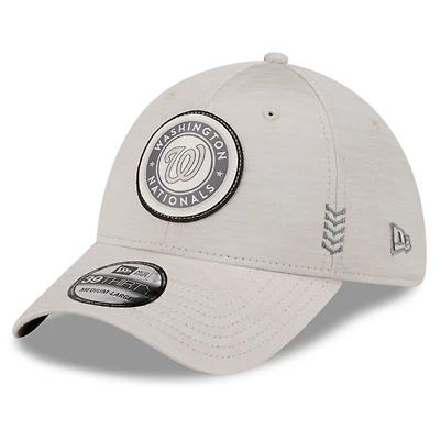 Casquette New Era 39THIRTY Flex crème Washington Nationals 2024 Clubhouse pour homme