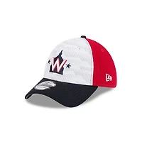 Casquette New Era 39THIRTY Flex rouge/bleu marine des Washington Nationals 2025 MLB Clubhouse pour homme