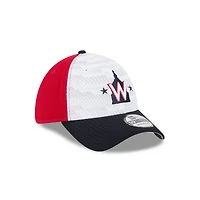 Casquette New Era 39THIRTY Flex rouge/bleu marine des Washington Nationals 2025 MLB Clubhouse pour homme