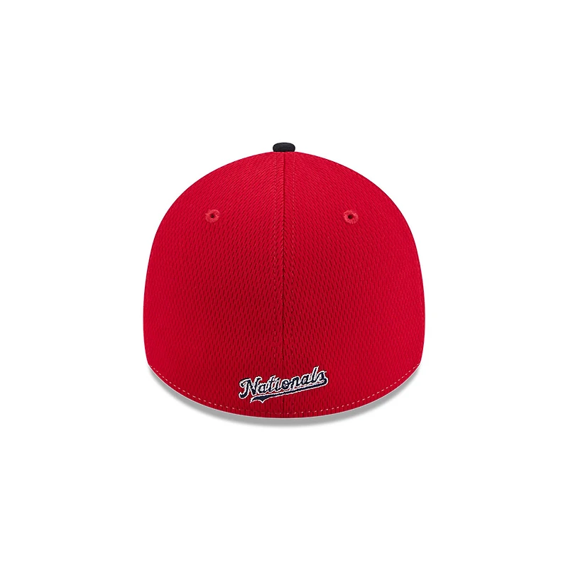 Casquette New Era 39THIRTY Flex rouge/bleu marine des Washington Nationals 2025 MLB Clubhouse pour homme
