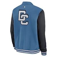 Veste aviateur Nike bleue pour homme, collection authentique City Connect 2025 des Washington Nationals, entièrement zippée, le terrain