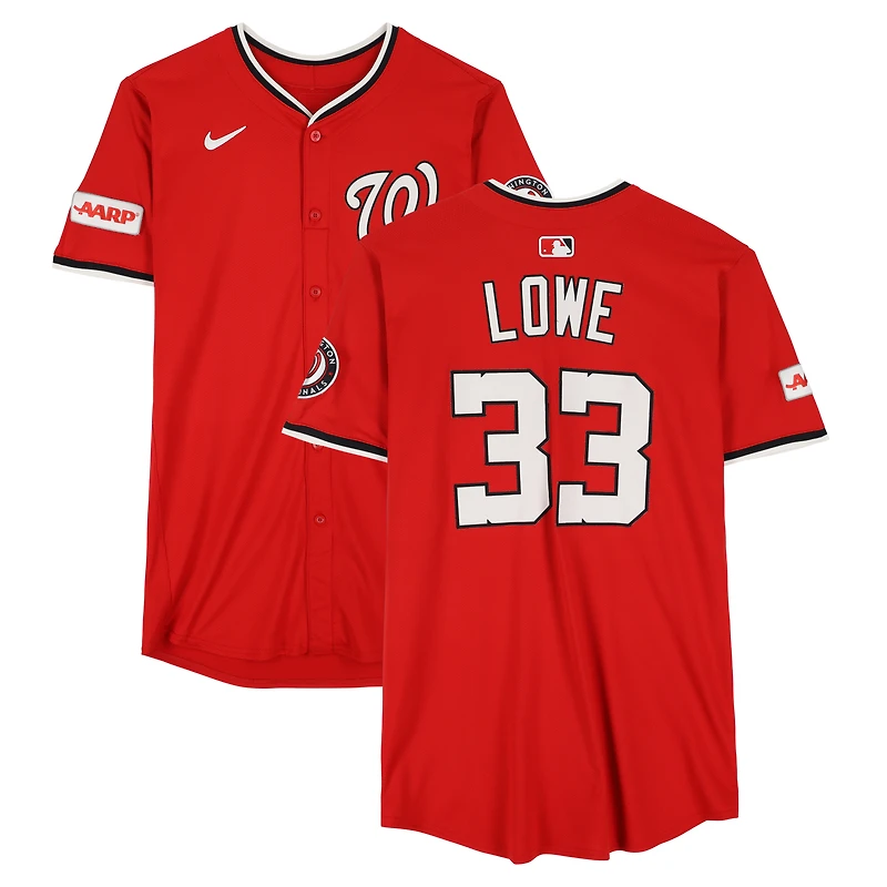 Nathaniel Lowe, maillot rouge n° 33 des Nationals de Washington, lors du match contre les Tigers de Détroit le 2 juillet 2025 – Deuxième match du programme double