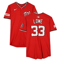 Nathaniel Lowe, maillot rouge n° 33 des Nationals de Washington, lors du match contre les Tigers de Détroit le 2 juillet 2025 – Deuxième match du programme double