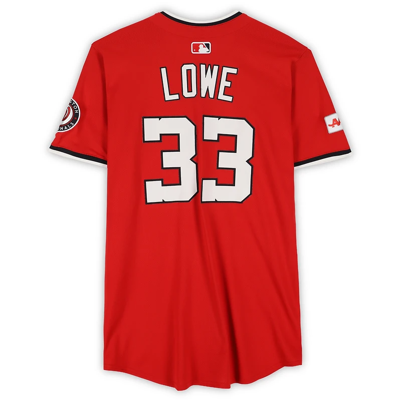 Nathaniel Lowe, maillot rouge n° 33 des Nationals de Washington, lors du match contre les Tigers de Détroit le 2 juillet 2025 – Deuxième match du programme double