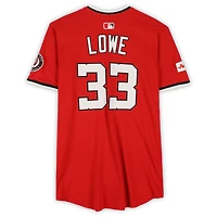 Nathaniel Lowe, maillot rouge n° 33 des Nationals de Washington, lors du match contre les Tigers de Détroit le 2 juillet 2025 – Deuxième match du programme double